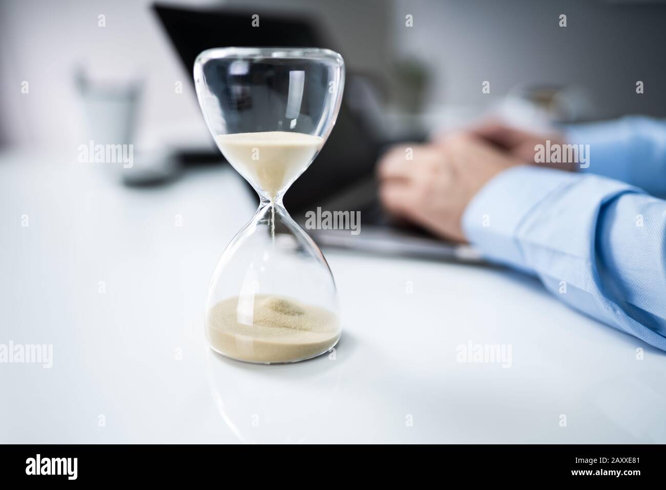 Mann, Der Unter Zeitdruck Am Laptop Arbeitet Stockfoto