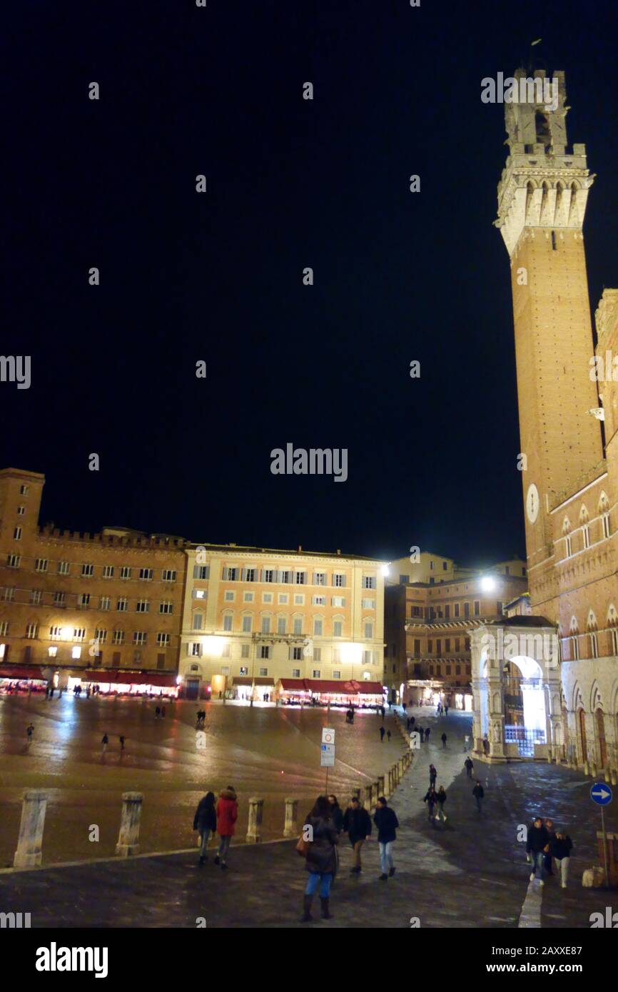 Siena bei Nacht. Piazza del Campo und Turm del Mangia beleuchtet. Stockfoto