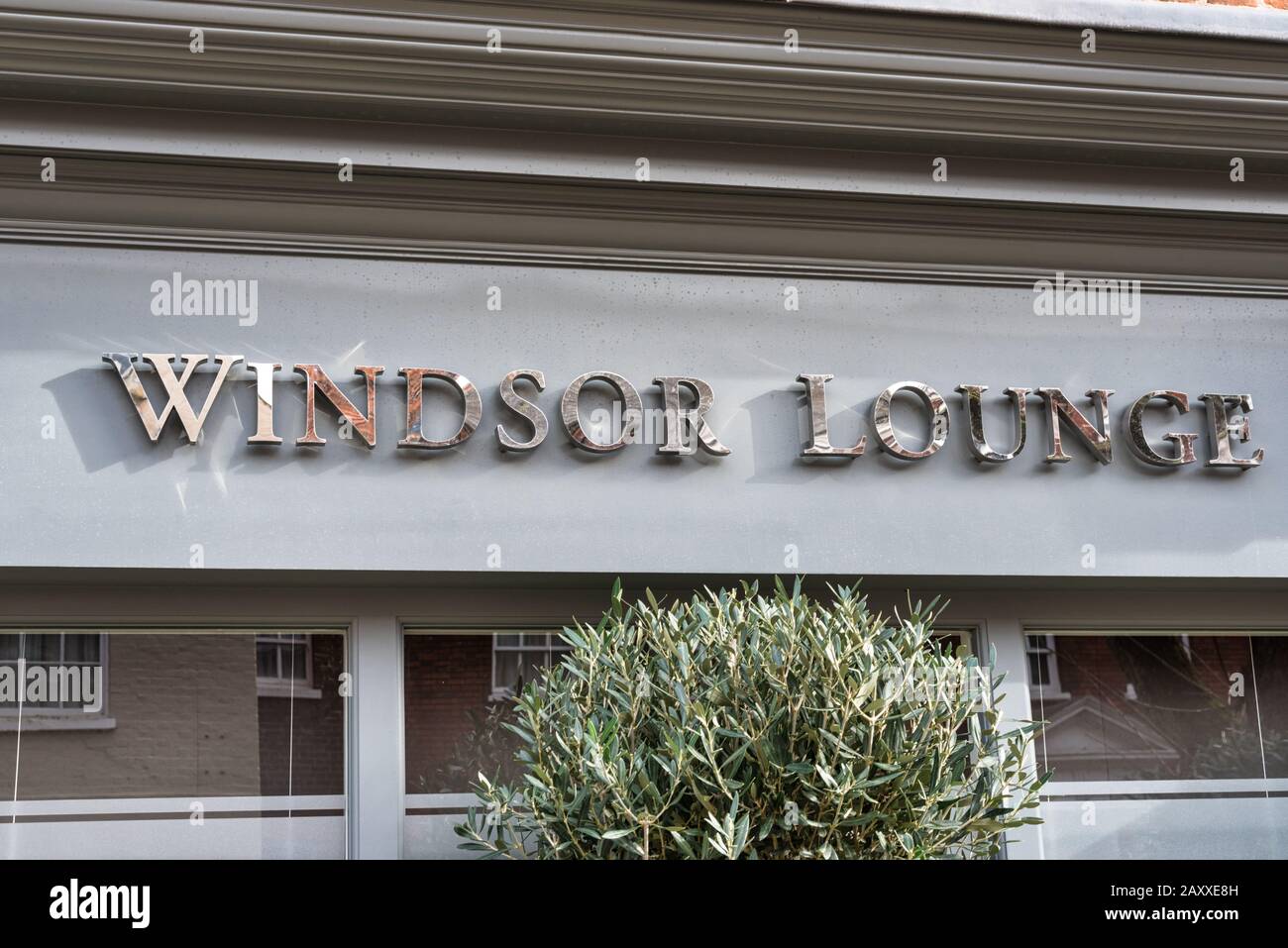 Windsor, Großbritannien - 10. Februar 2020: Das Schild an der Vorderseite der Windsor Lounge in Windsor Stockfoto