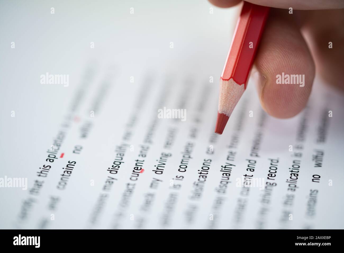 In der Nähe von Roter Stift markieren Fehler während der rechtschreibprüfung Text auf Papier Stockfoto