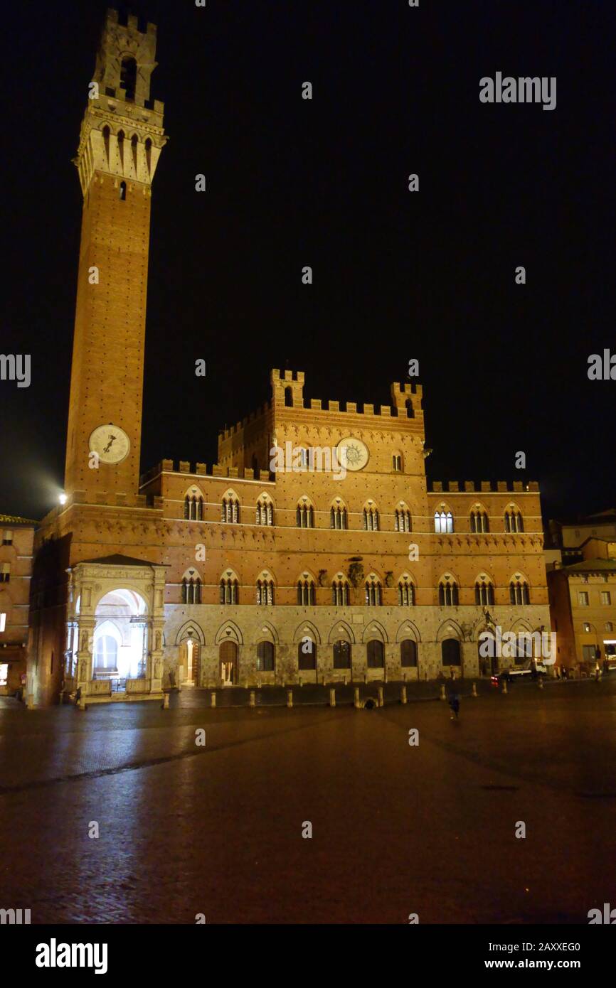 Siena bei Nacht. Piazza del Campo und Turm del Mangia beleuchtet. Stockfoto