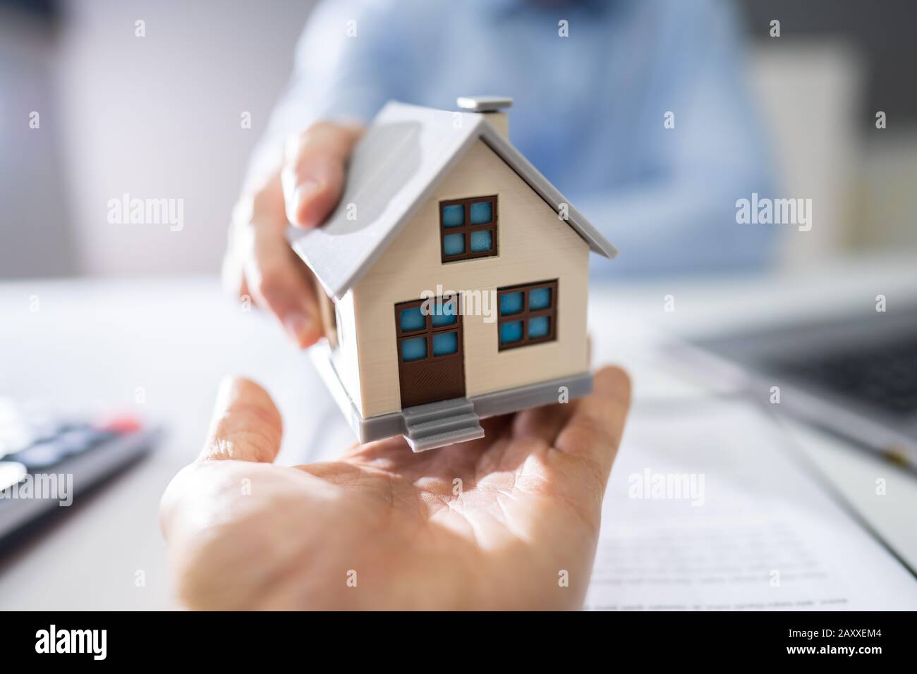 Nahaufnahme DER Hände EINES Immobilienmakler, Der das Haus Einem neuen Eigentümer gibt Stockfoto