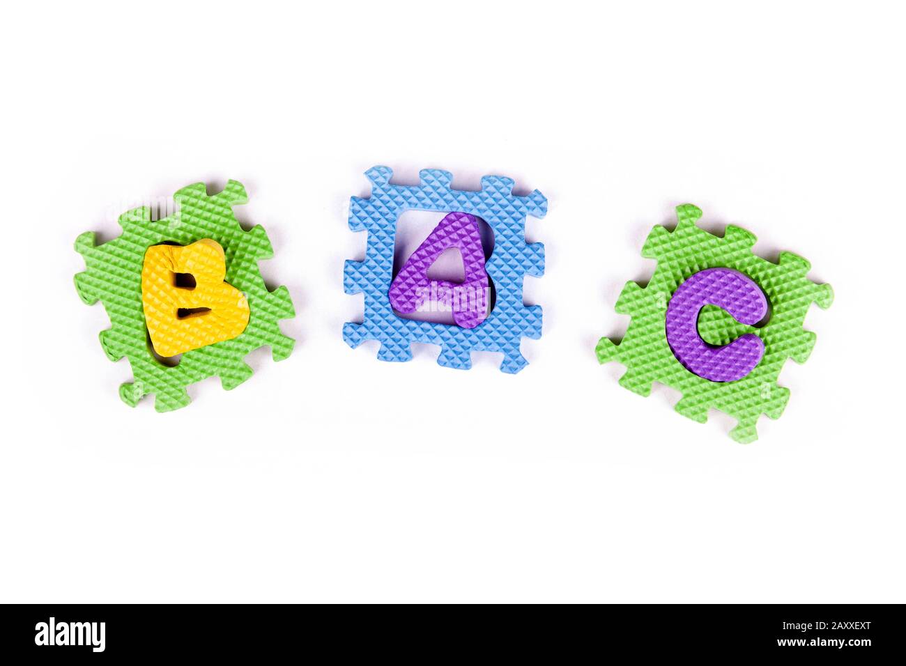 Falsch platzierte einfache ABC-Buchstaben, Buchstaben des Alphabets für Spielzeuge an falschen Orten, mentale Bedingungen für Kinder, Kinderpsychologie, Entwicklungsstörungen im jungen Alter Stockfoto