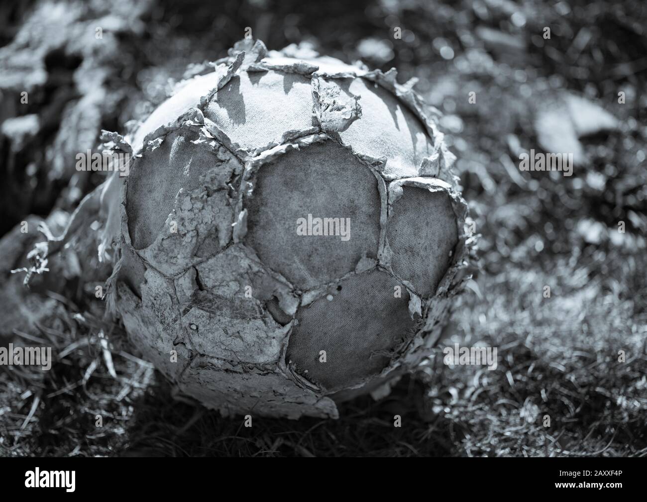 Alter zerfallen verlassener Fußball Stockfoto