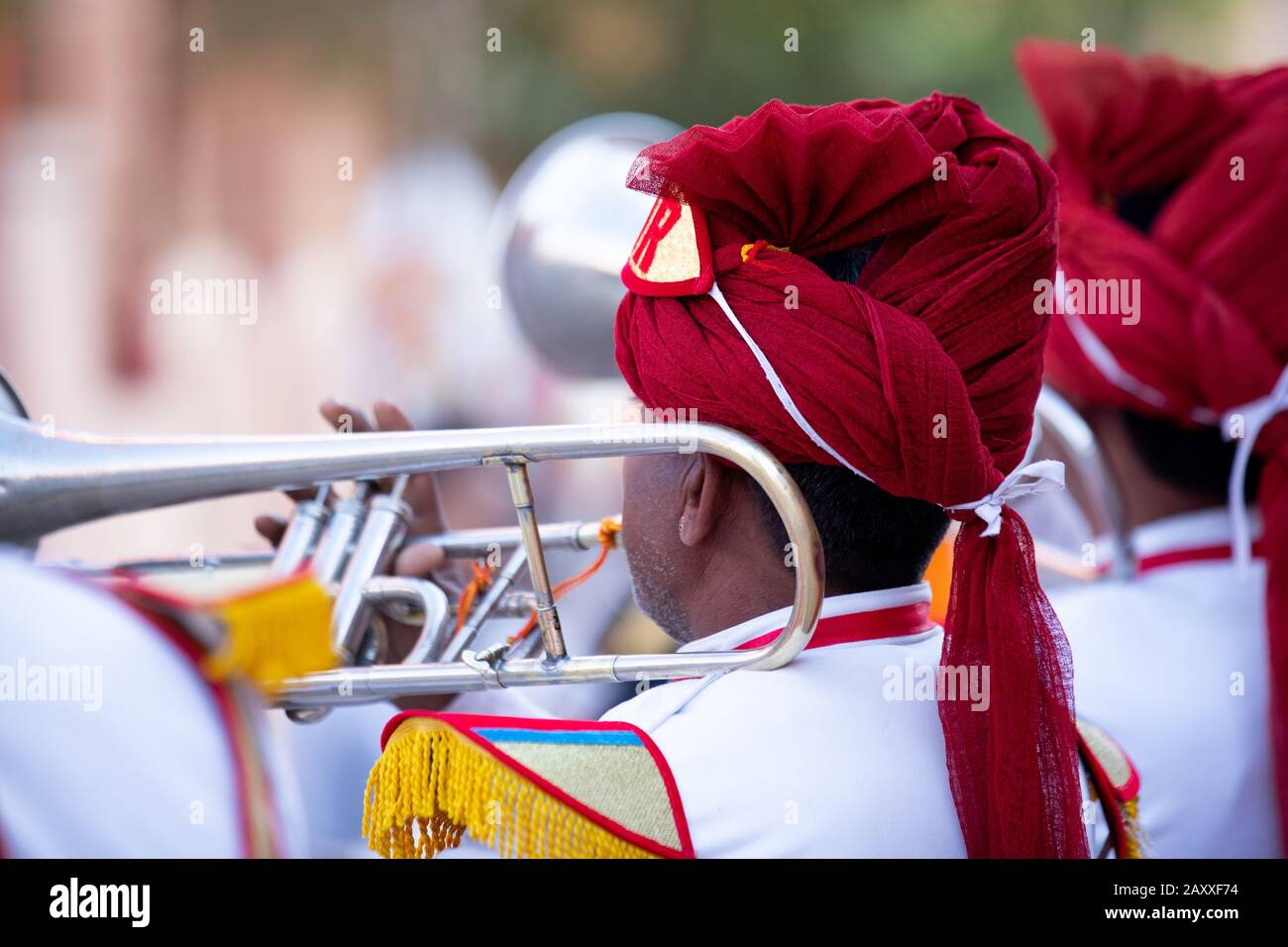 Mann, Der Trompete Im indischen Wedding Mit Farbenfrohem Kleid spielt Stockfoto