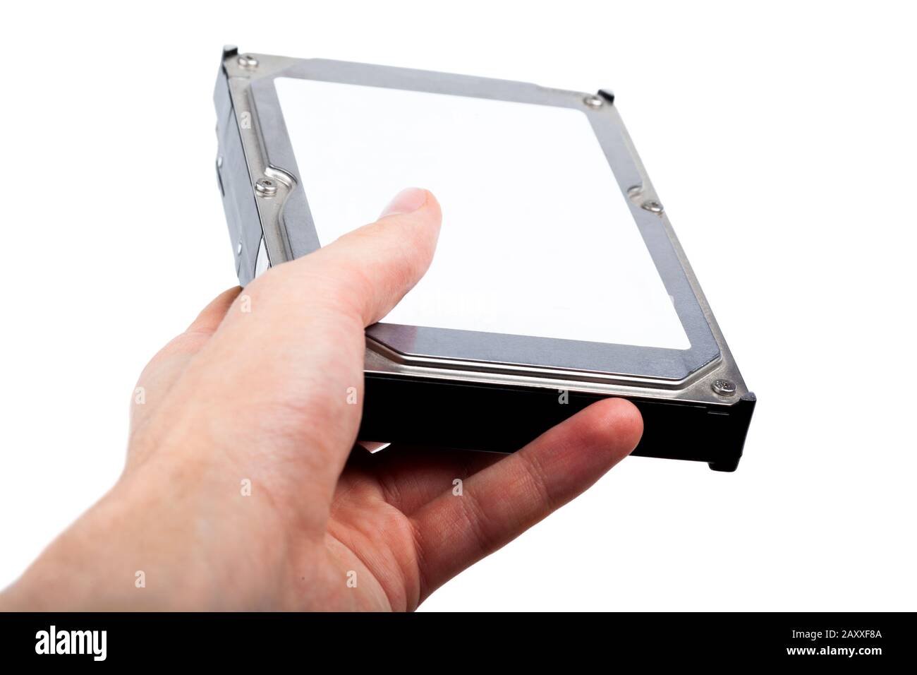 Halten und übergeben Sie ein silbernes 3,5-Zoll-Festplattenlaufwerk mit einem leeren weißen Leersticker, einer Etikettenvorlage und einem Kopierplatz. Festplatte, Daten gemeinsam nutzen Stockfoto