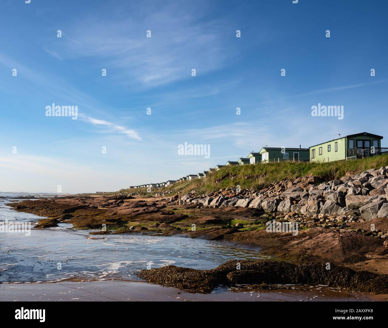Strand von EMBO, Blick auf die Ferienhäuser von Grannie's Heilan' Hame Stockfoto