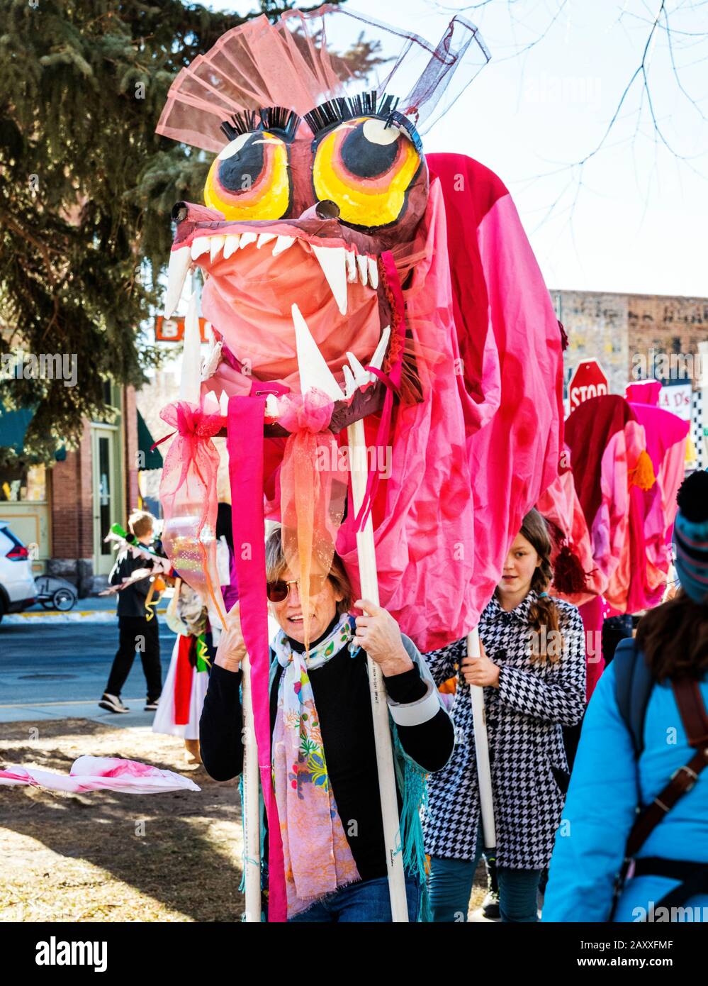 Kinder und Erwachsene tanzen in ausgefallenen Kostümen in Salida, Colorado's, 3. Jährliche Lunar New Year Parade. Stockfoto