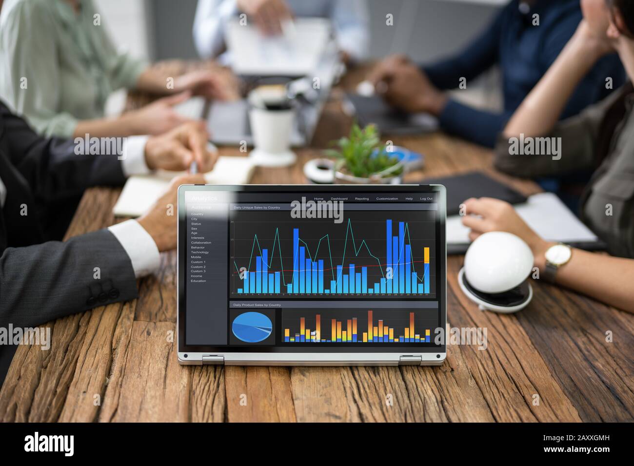 Nahaufnahme der Männlichen und Weiblichen Geschäftsleute in Sitzung Graphen diskutieren Stockfoto