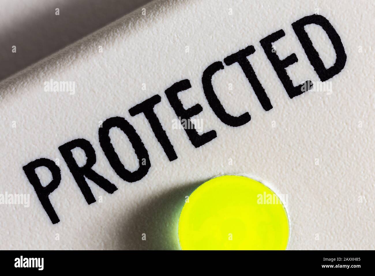 Nahaufnahme der geschützten Anzeigeleuchte am elektrischen Überspannungsschutzgerät. Stockfoto