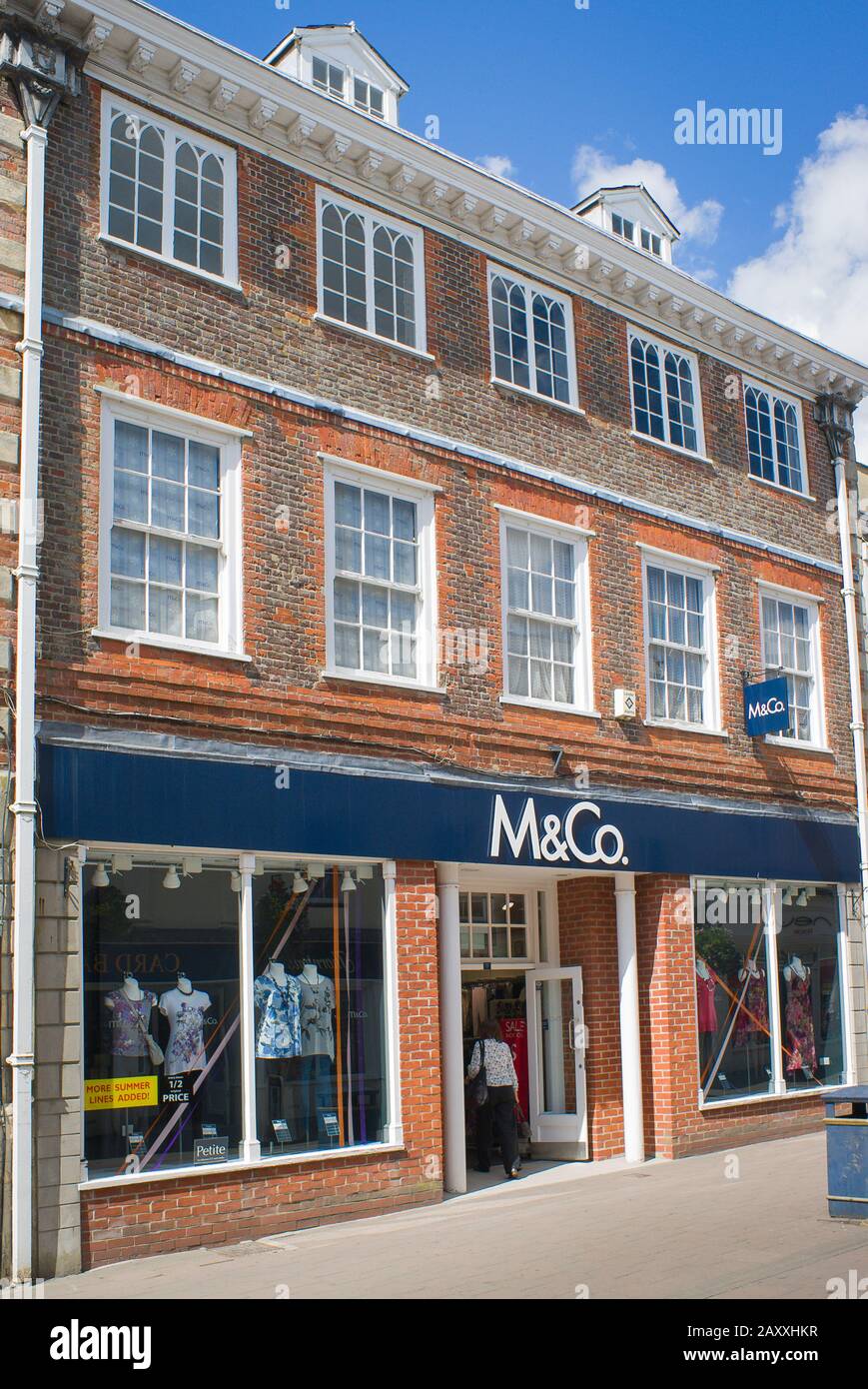 Ein dreigeschossiges Gebäude im Brittox Devizes Wiltshire England UK beherbergt die M&Co-Filiale einer nationalen Kette von Modegeschäften Stockfoto