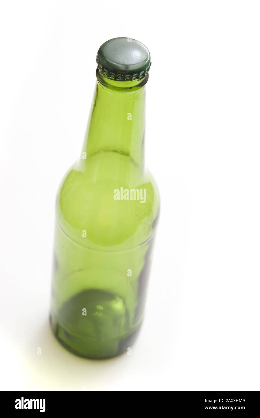 Unbeschriftete grüne Bierflasche auf weißem Hintergrund, hochwinkelig Stockfoto