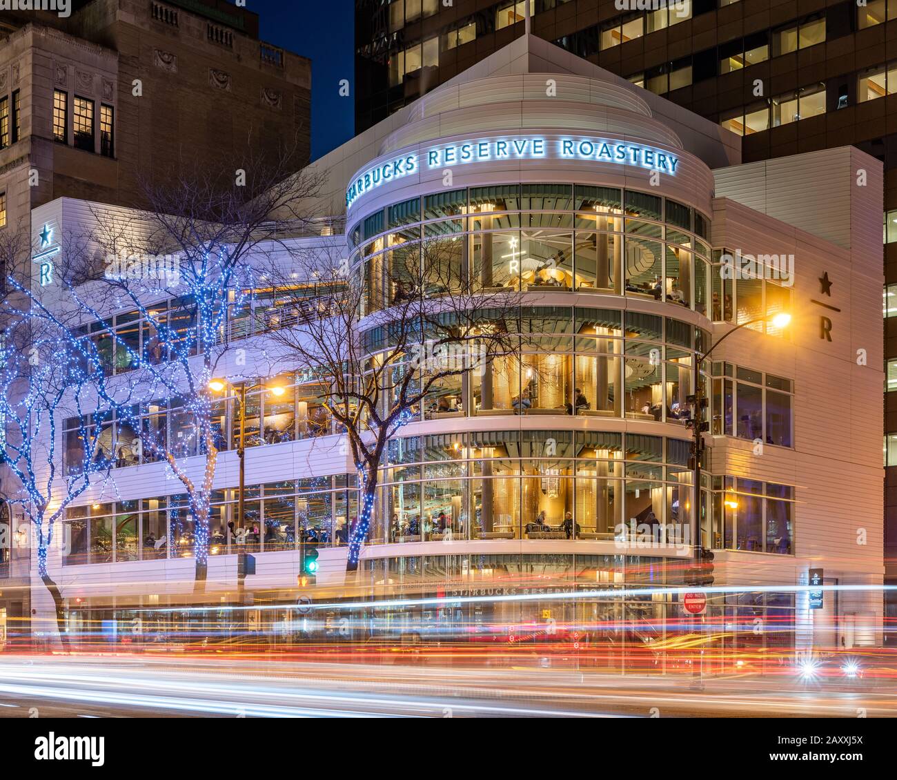 Starbucks Reserve Roasterium in der Michigan Avenue in der Dämmerung Stockfoto