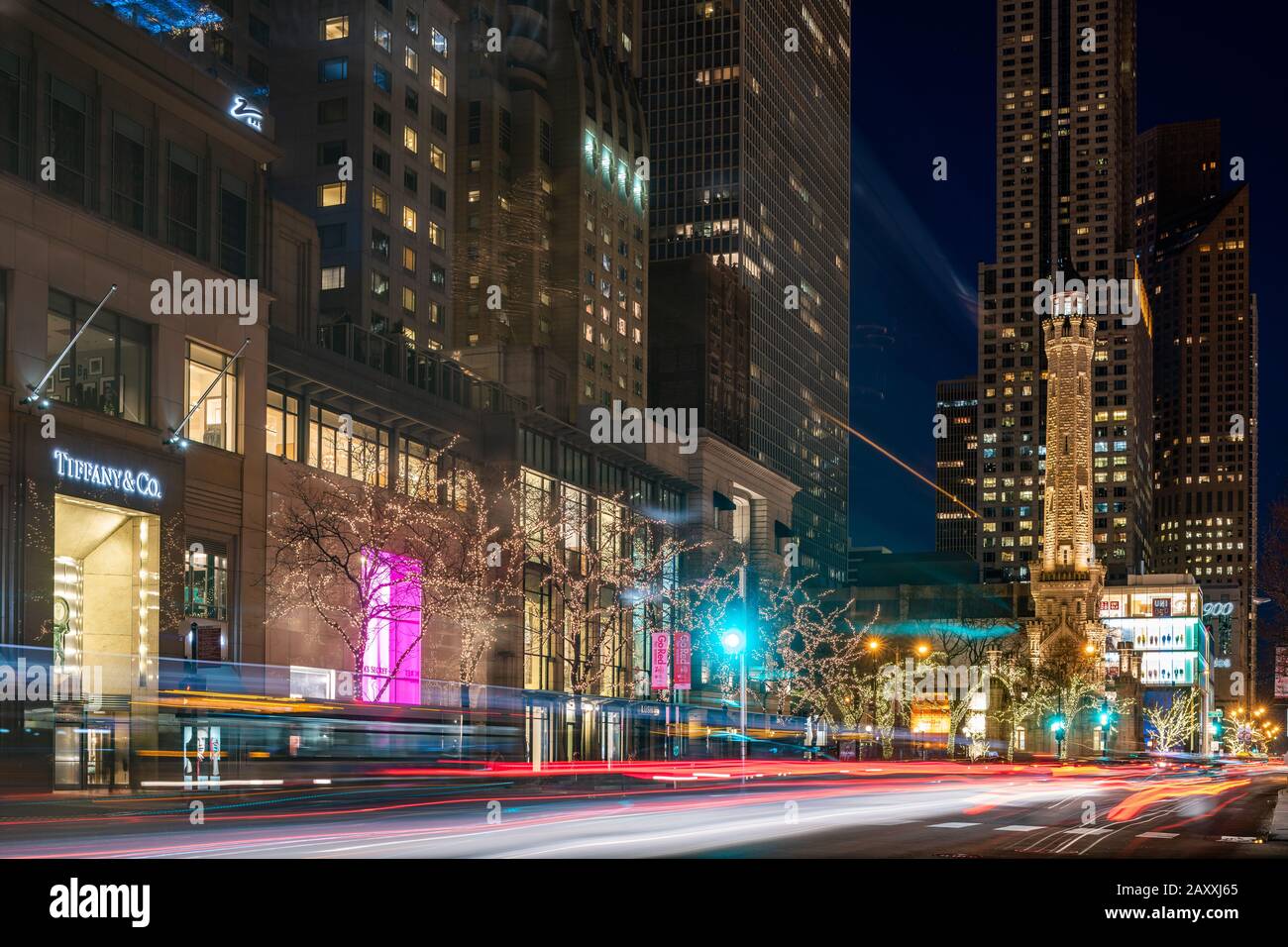 Old Water Tower und nachts Verkehr auf der Michigan Avenue Stockfoto