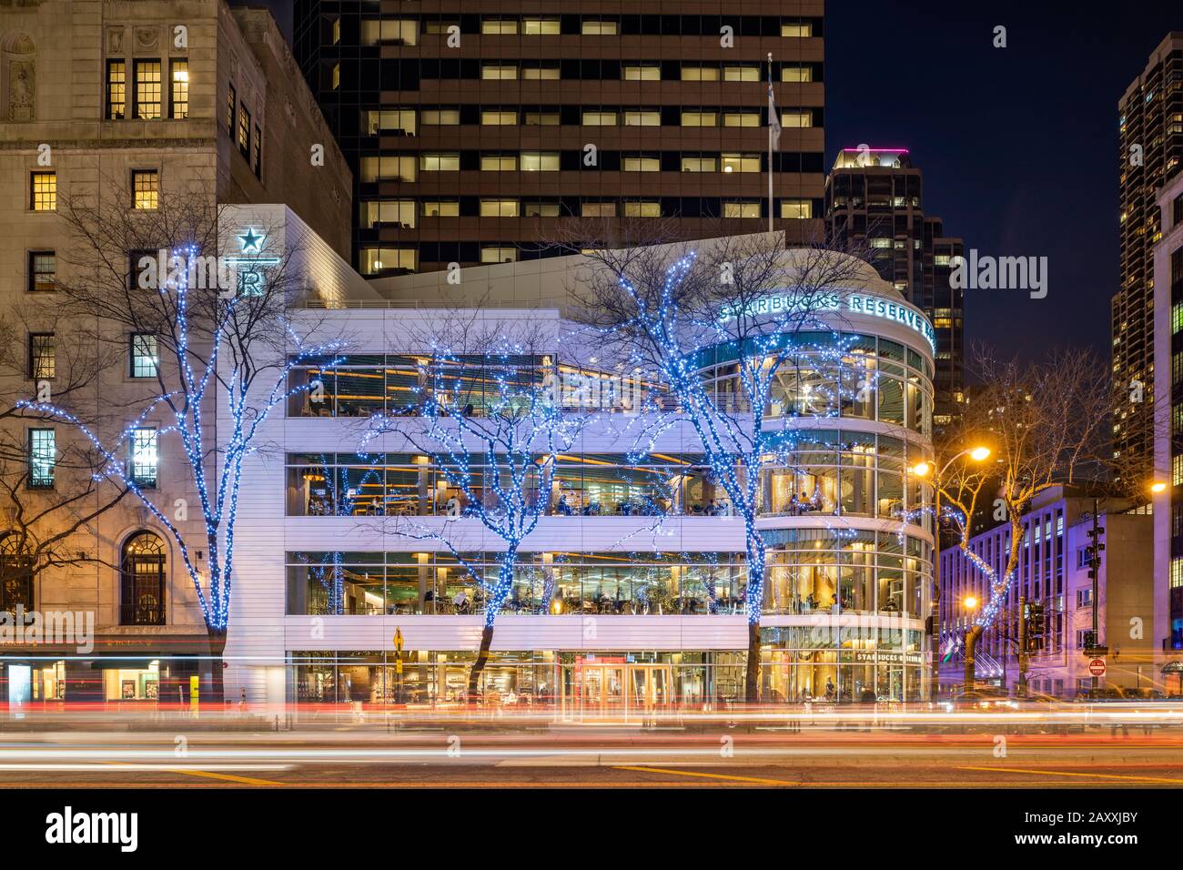 Starbucks Reserve Roasterium in der Michigan Avenue in der Dämmerung Stockfoto