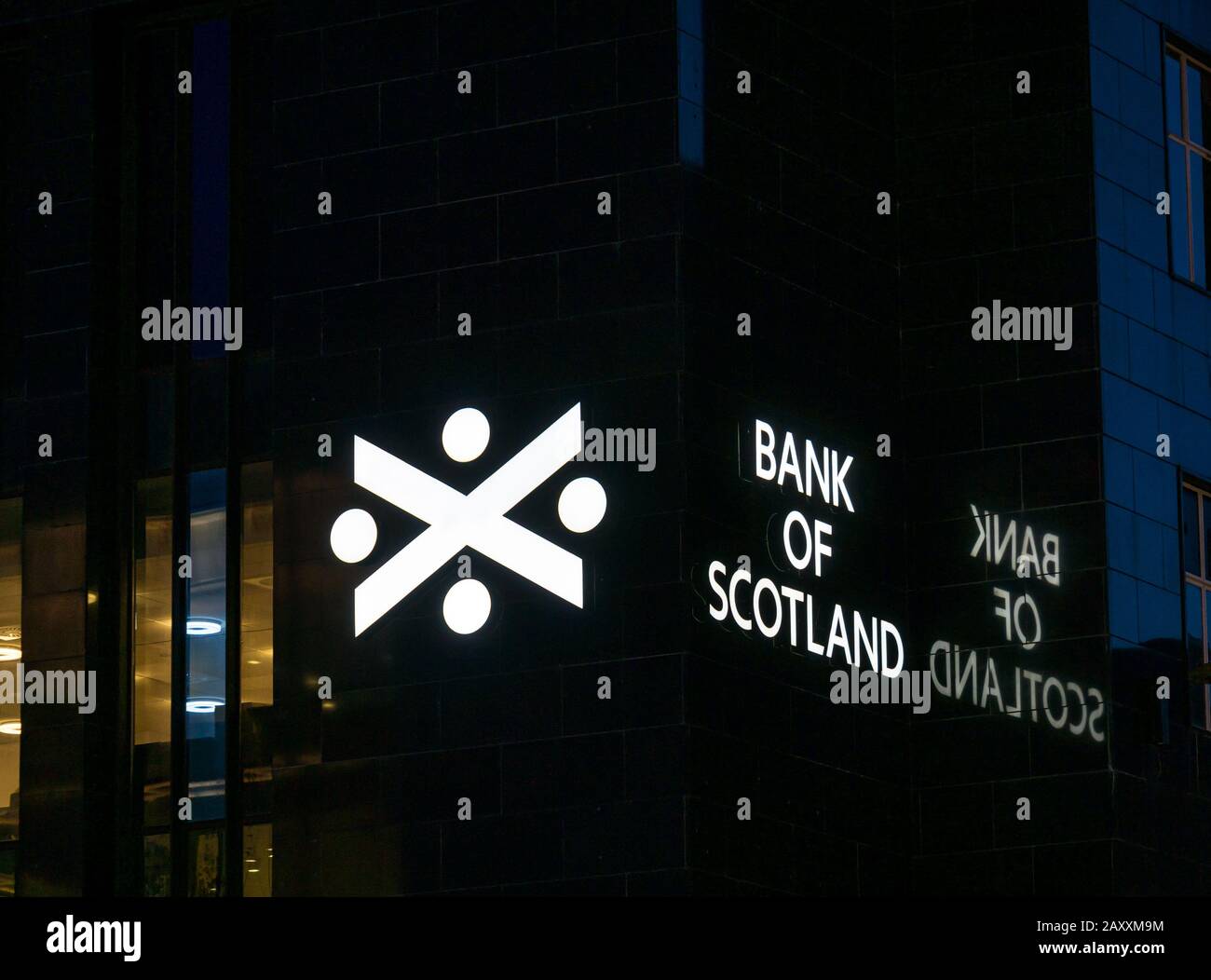 Logo und Name der Bank of Scotland in Neonlicht nachts, Argyle Street, Glasgow, Schottland, Großbritannien Stockfoto