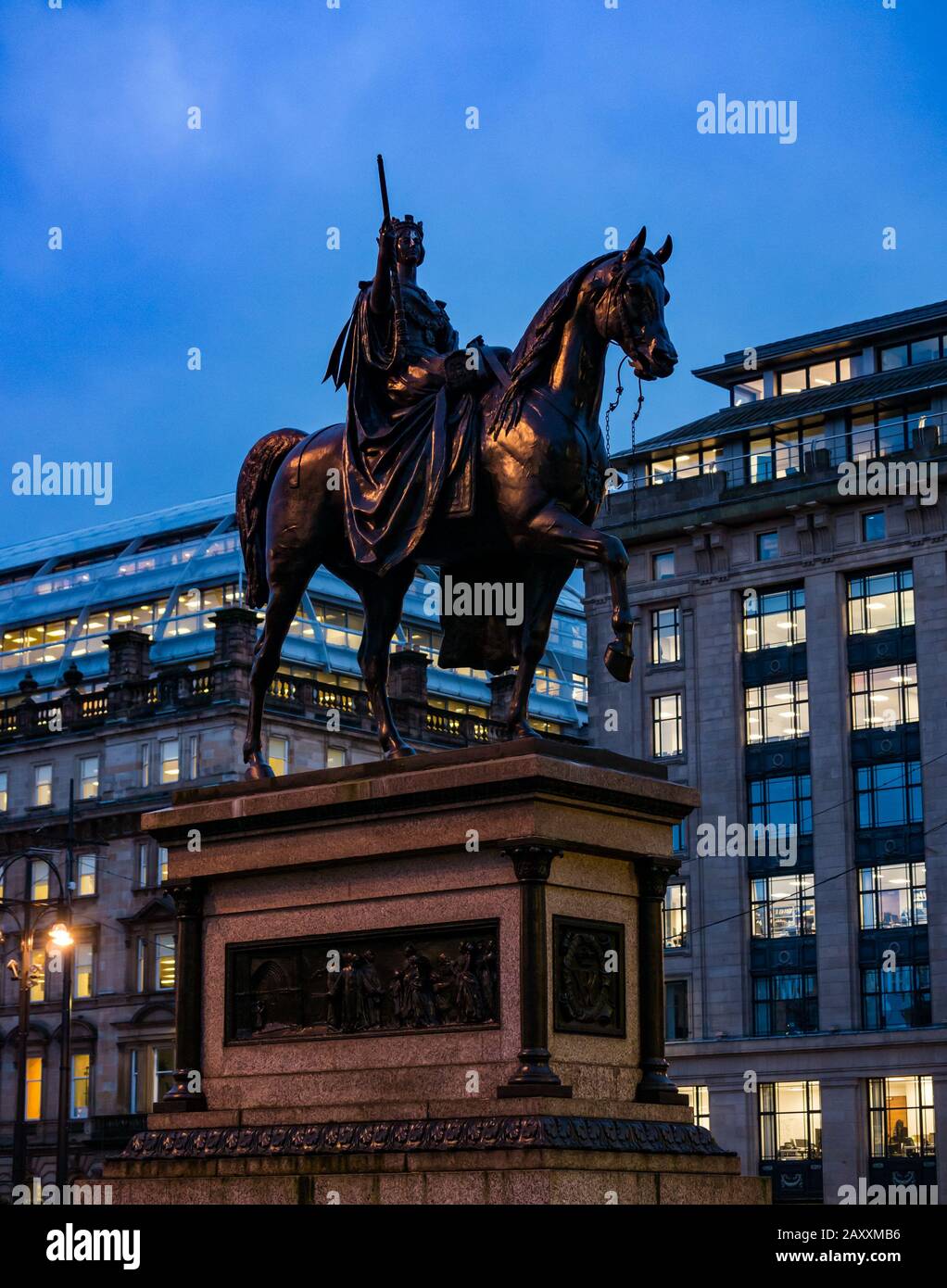 Reitstateu der Königin Victoria von Carlo Marochetti, George Square, Glasgow, Schottland, Großbritannien Stockfoto