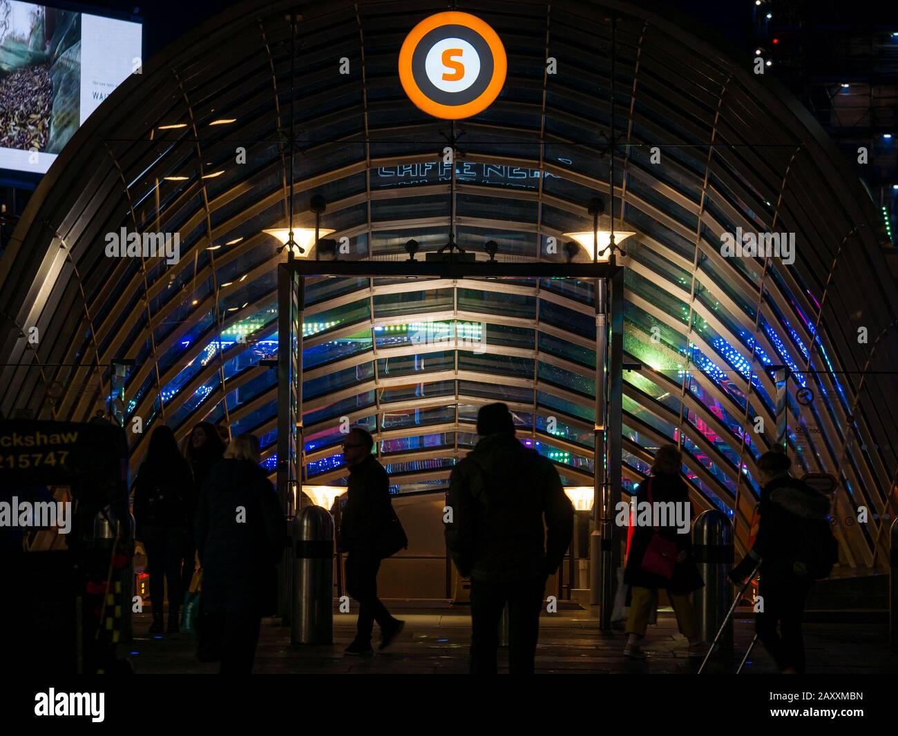 Eingang zur U-Bahn-Station St Enoch in der Nacht, Argyle Street, Glasgow, Schottland, Großbritannien Stockfoto