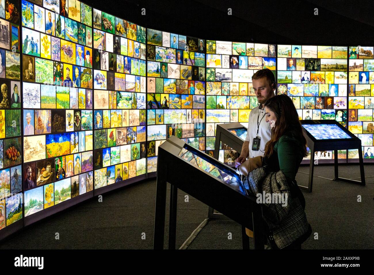 Menschen, die auf der interaktiven digitalen Ausstellung einen Touchscreen Verwenden, Treffen Vincent van Gogh Experience 2020, London, Großbritannien Stockfoto