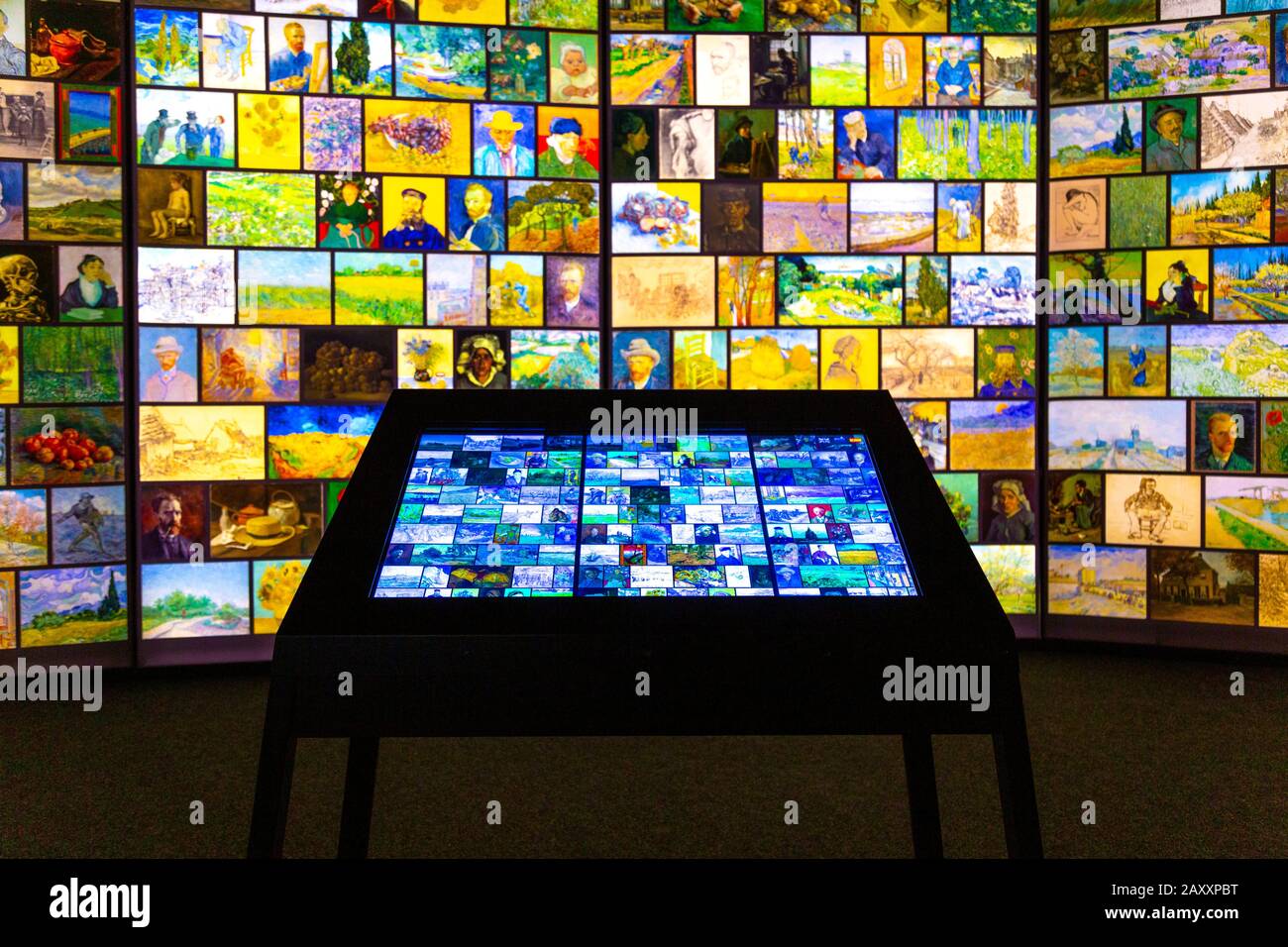 Interaktiver Bildschirm bei einer digitalen Ausstellung: Lernen Sie Vincent van Gogh Experience 2020, London, Großbritannien, kennen Stockfoto