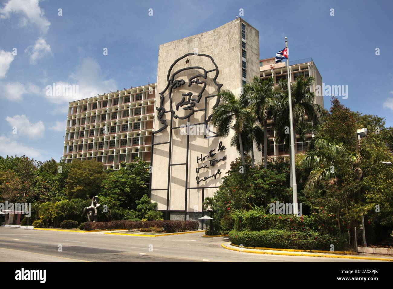 Büros der Ministerien für Inneres und Kommunikation, mit einer stählernen Gedenkstätte für Che Guevara, Revolutionsplatz, Havanna, Kuba. Stockfoto