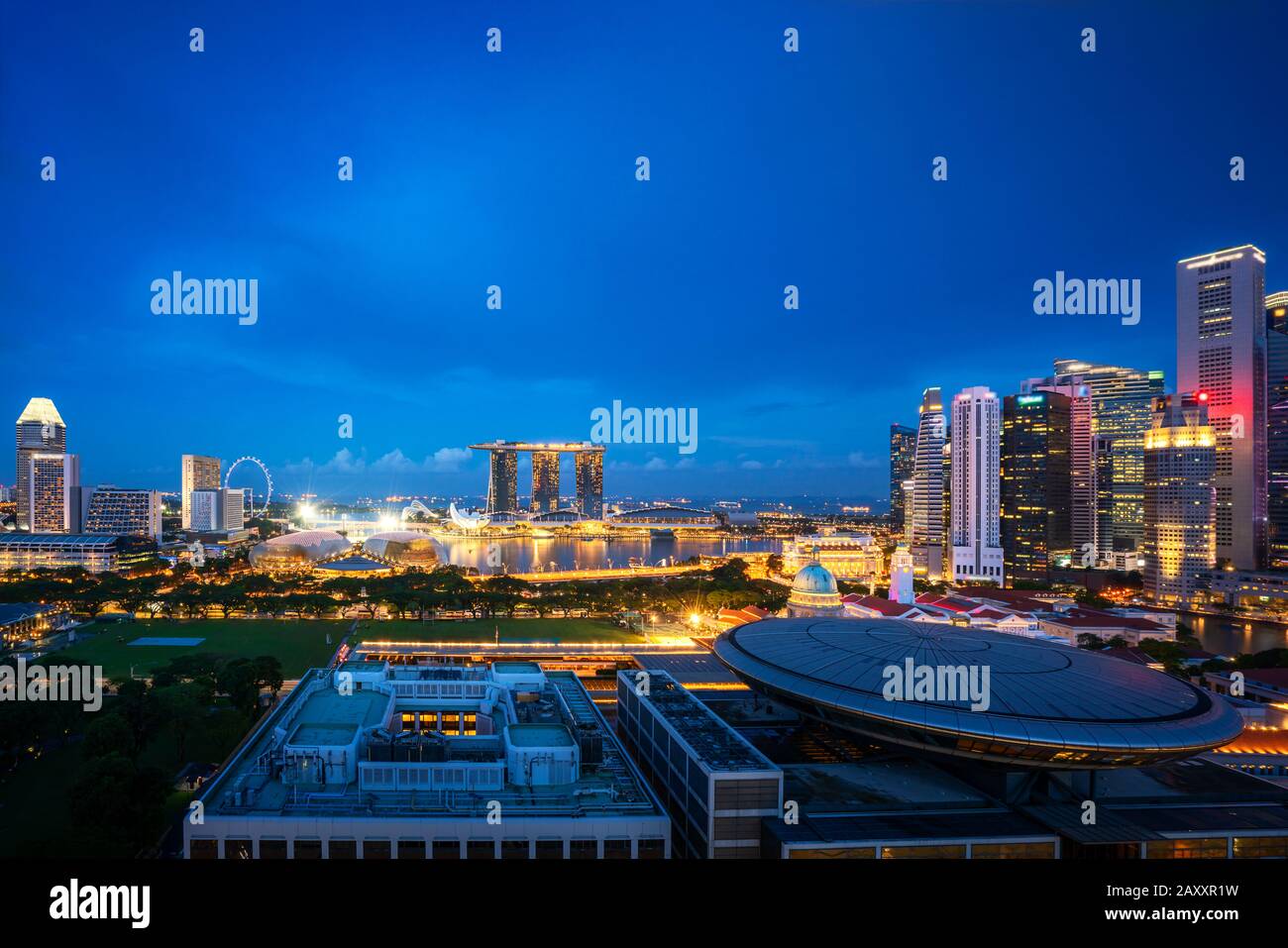 Blick auf die Skyline des Geschäftsviertels von Singapur und den Wolkenkratzer in der Nacht in Marina Bay, Singapur. Asiatischer Tourismus, modernes Stadtleben oder Unternehmen Stockfoto