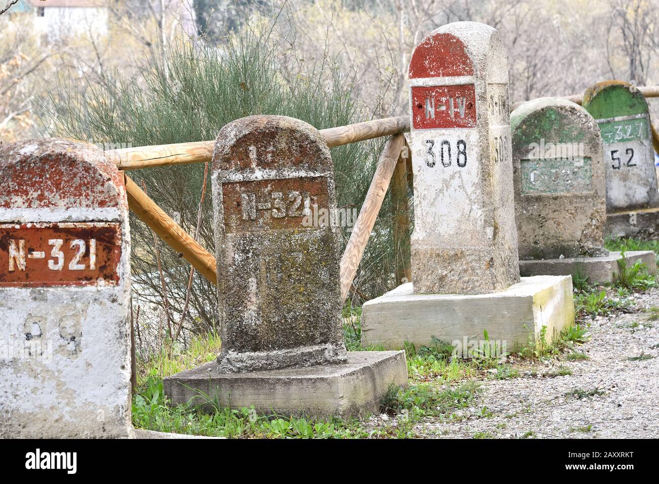 Alte Meilensteine, die auf der Straße Bailen-Motril (N-323) bei der Durchfahrt durch La Cerradura de Pegalajar (Jaen-Spanien) aufgedeckt wurden Stockfoto