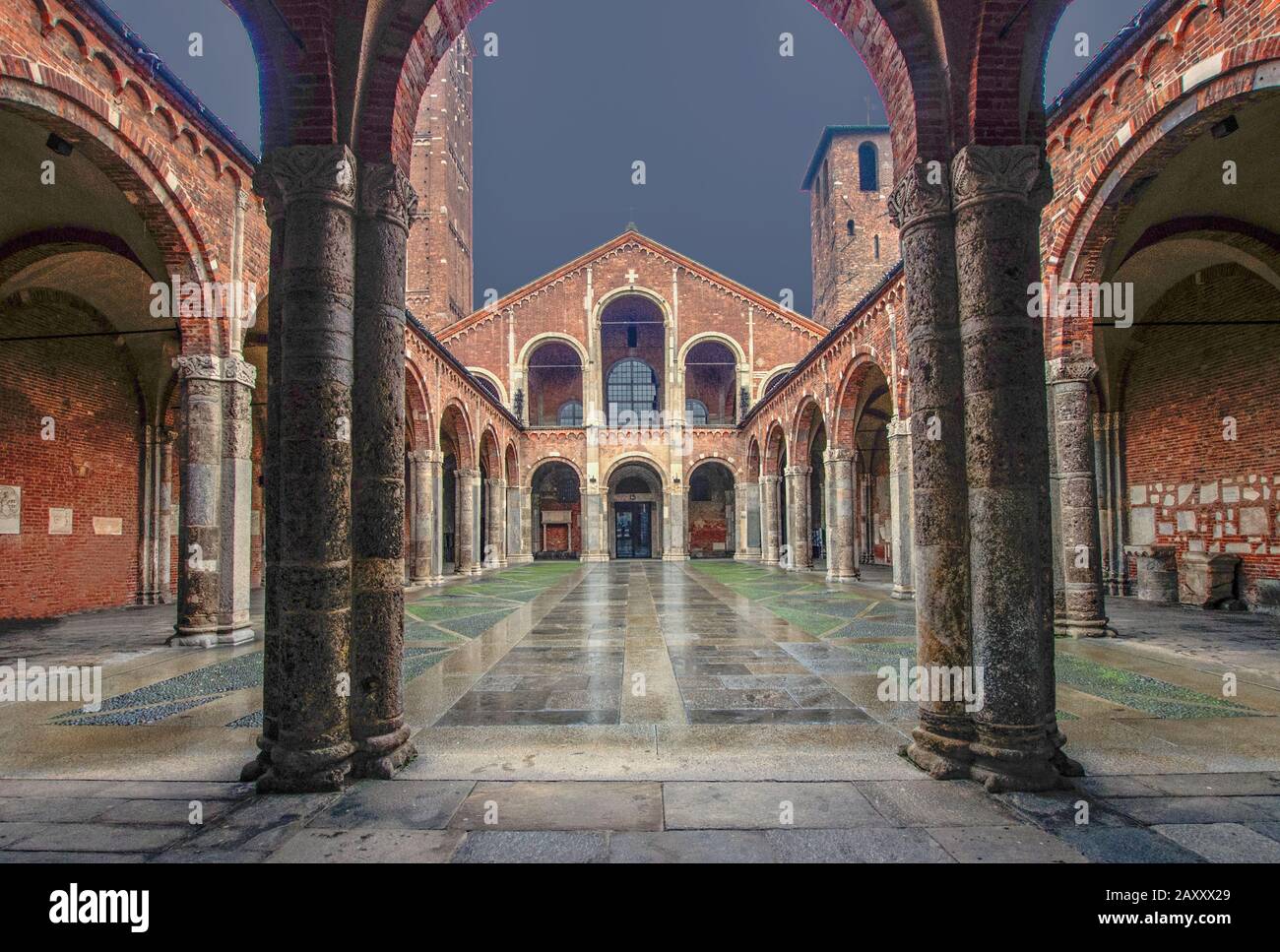 Die alte Basilika von Sant'Ambrogio an einem regnerischen Tag. Mailand - Italien Stockfoto