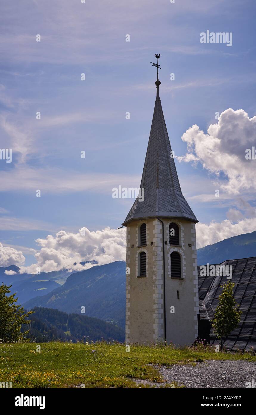 Eine Kirche im Dorf Castiel in der Schweiz Stockfoto