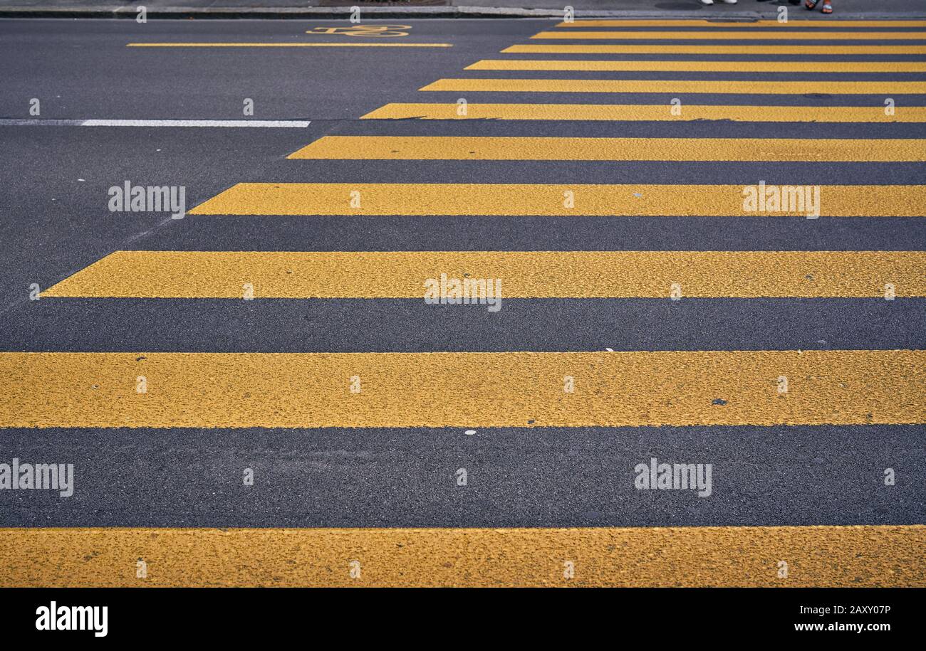 Querswalk für Fußgänger, die die Straße überqueren. Altes Querswalk auf der Straße. Stockfoto