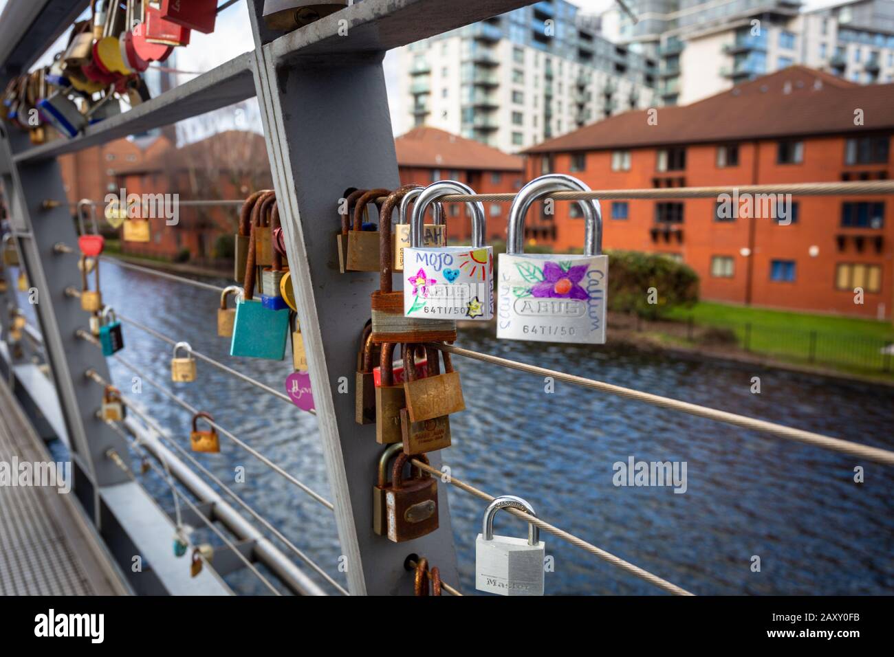 Vorhängeschlösser auf einer Fußgängerbrücke über einen Kanal, Birmingham. GROSSBRITANNIEN Stockfoto
