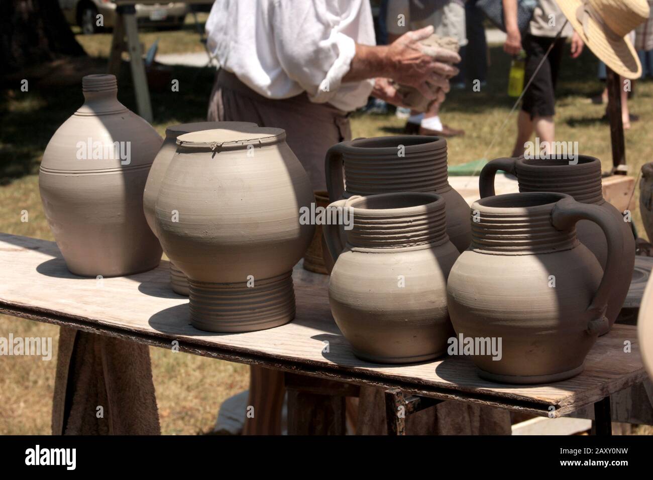 Gerade geformte Keramik trocknet in der Sonne Stockfoto