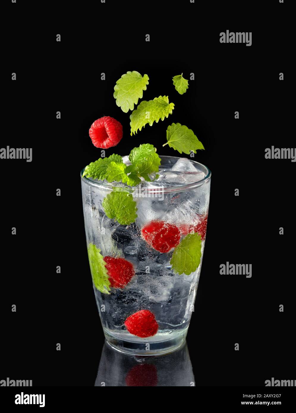 Ein Glas mit eiskaltem, infundtem Wasser mit Himbeere Stockfoto