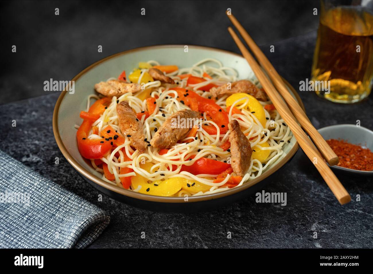 Vegane Nudeln mit Sojafleisch und Gemüse Stockfoto