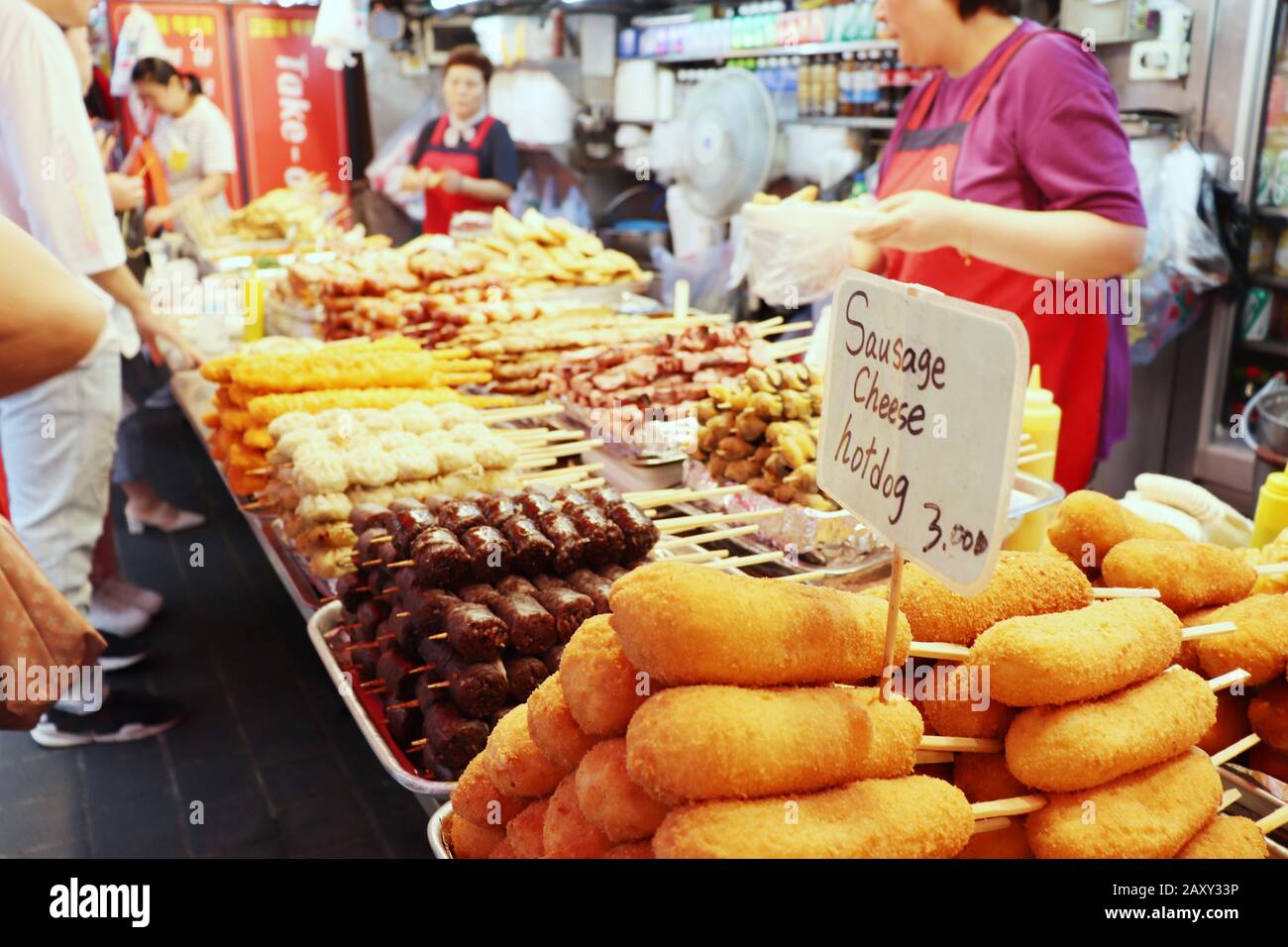 Nahaufnahme von gebratenen Speisen/Snacks auf Spieß in einer koreanischen Stadt, einschließlich Wurstkäse-Hotdog, Rinderwürstchen und anderen Straßennahrungen im koreanischen Stil. Stockfoto