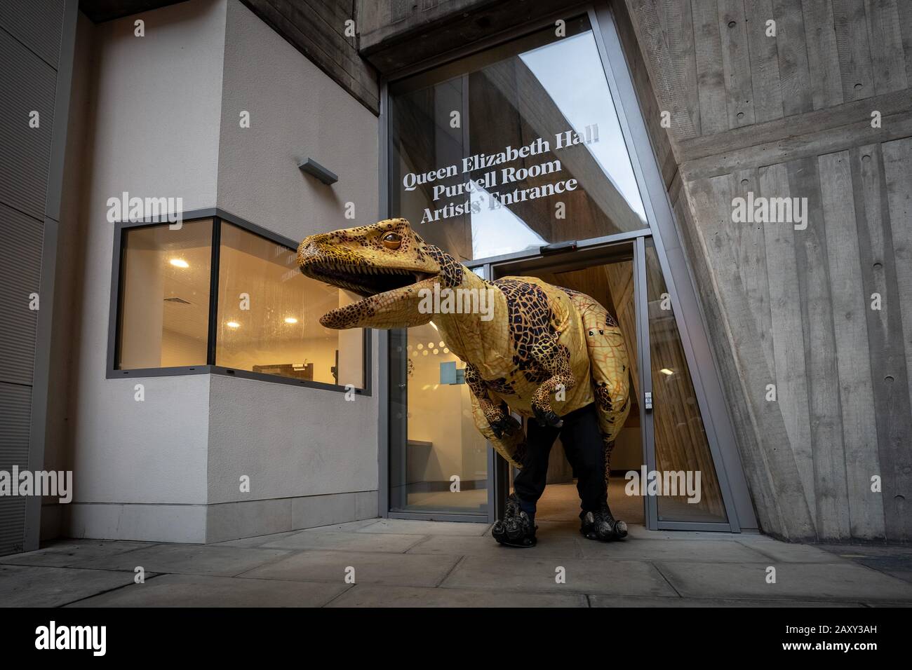 Eine lebensähnliche Dinosaurierpionette aus Velociraptor posiert für Fotos für die Show "Erth's Dinosaur Zoo" in Southbank, London, Großbritannien Stockfoto