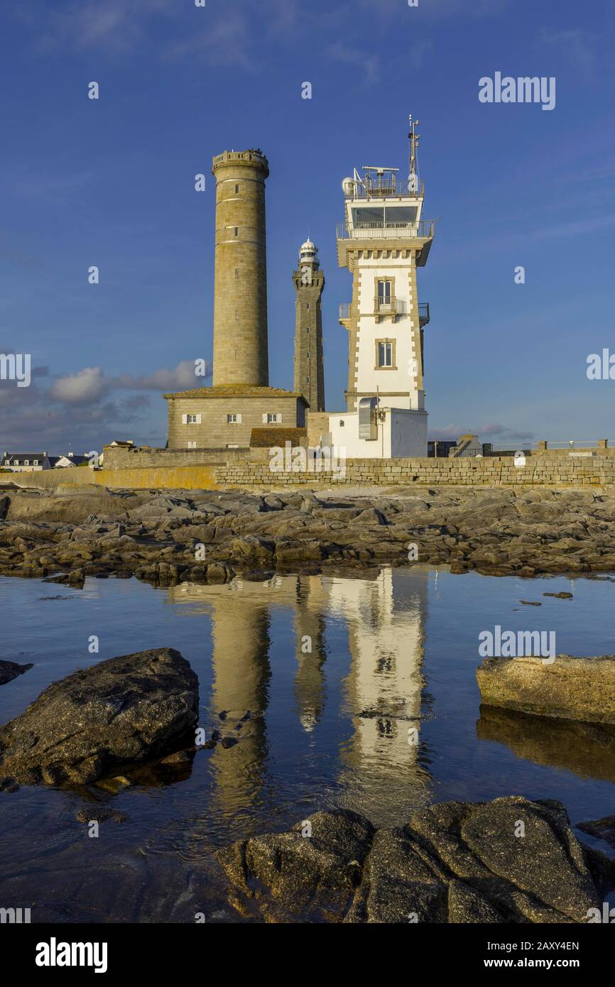 Leuchttürme, Vieille-Tour, die Kapelle Saint-Pierre des Phare de Penmarc'h das Phare d'Eckmuehl spiegeln sich im Meer, Penmarc'h, Departement wider Stockfoto