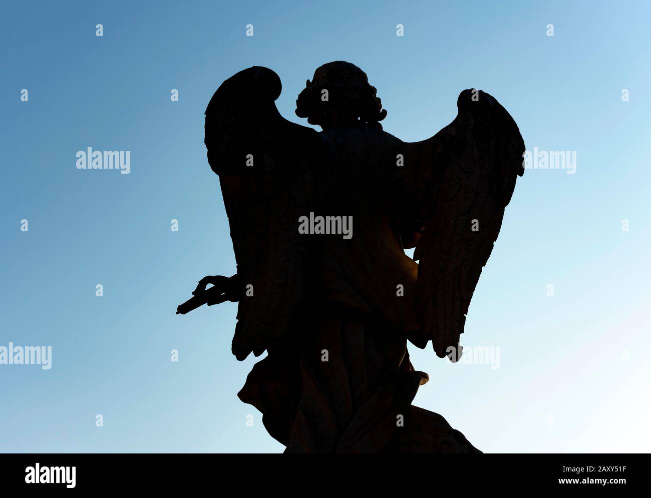 Silhouette der Engelsstatue, Brücke Ponte Sant'Angelo, Rom, Italien Stockfoto