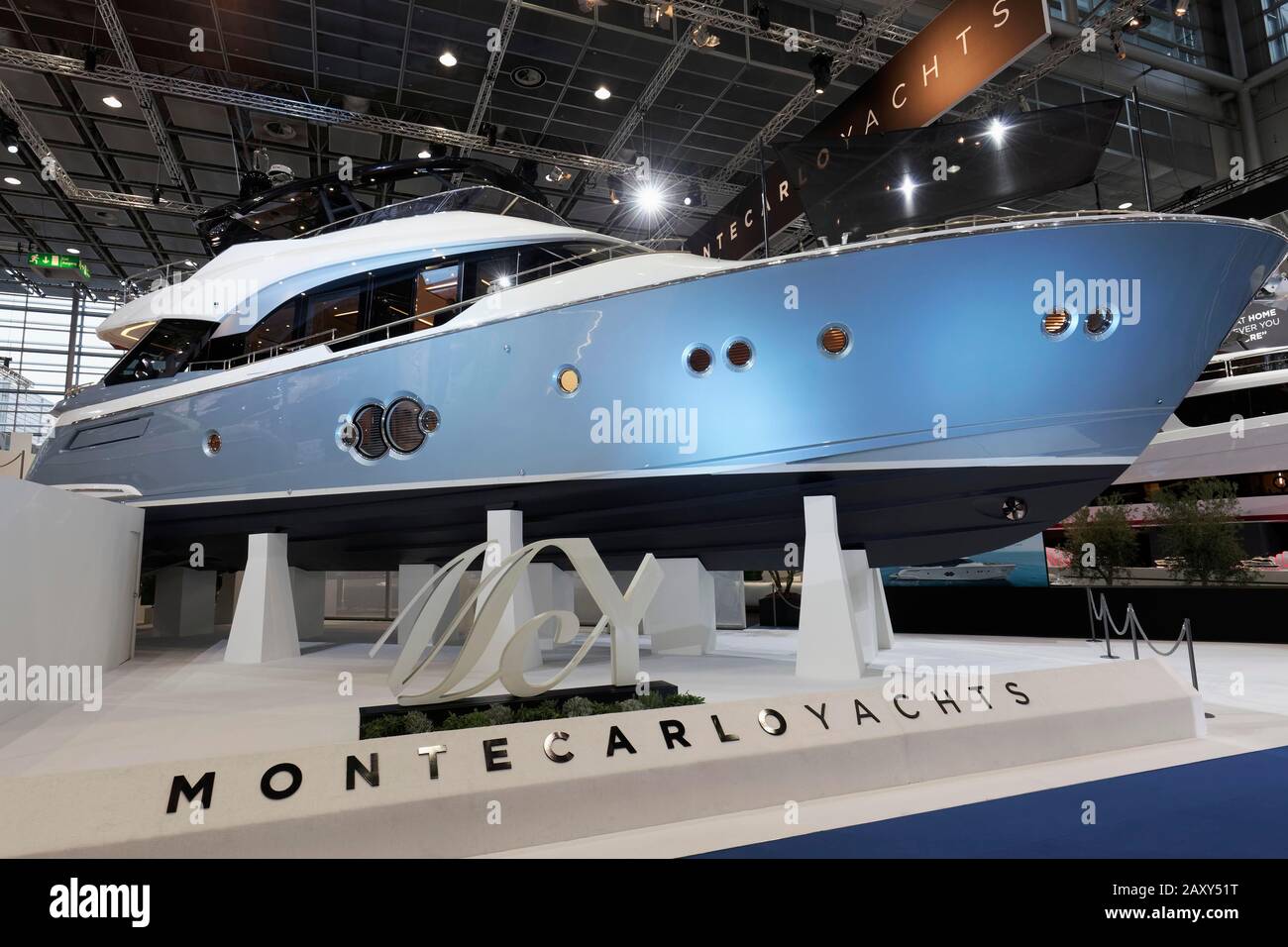 Luxusyacht MCY 76 von Monte Carlo Yachts und Giorgetti, ausgestellt auf der Boot 2020, der weltgrößten Boot- und Wassersportmesse Düsseldorf Stockfoto
