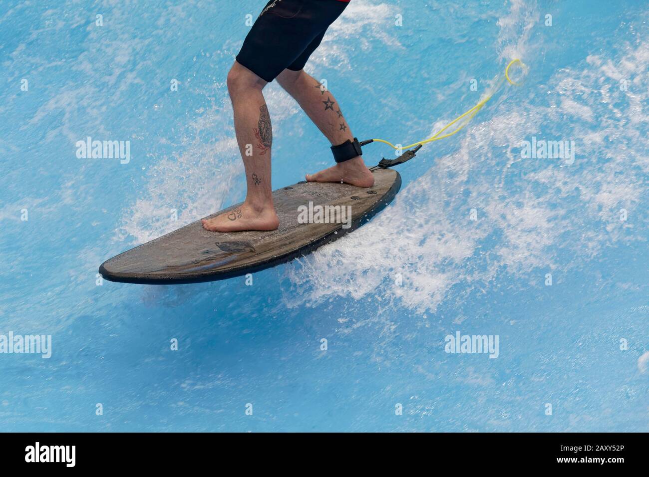 Surfer auf Wakeskate, Brett und Beine, Hallenbad, Boot 2020, weltgrößte Boot- und Wassersportausstellung Düsseldorf, Nord Stockfoto