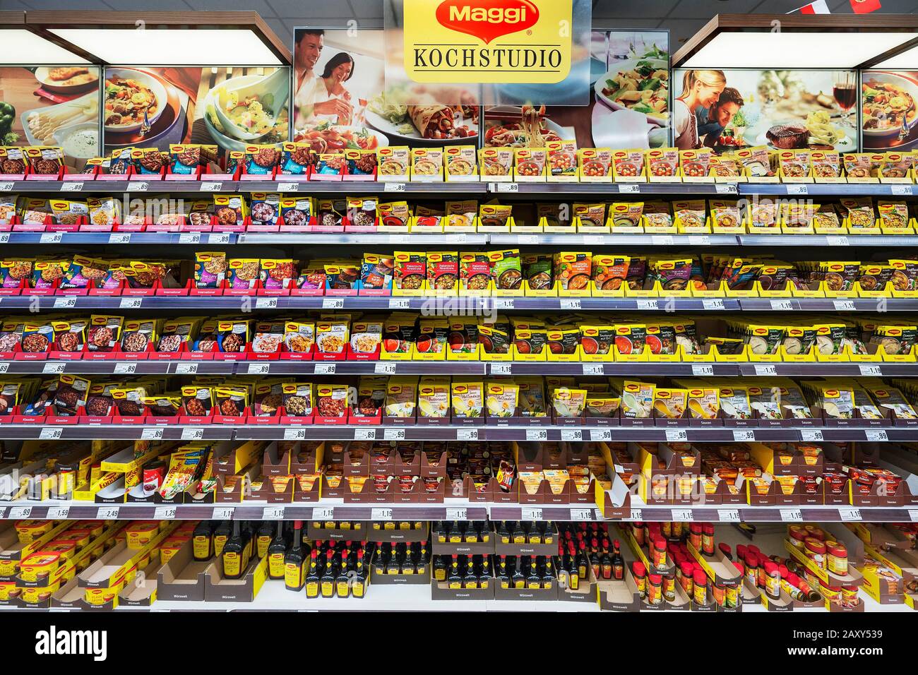 Regal mit Packet Suppen, Packet Soßen und Gewürzsaucen, Supermarkt, Deutschland Stockfoto