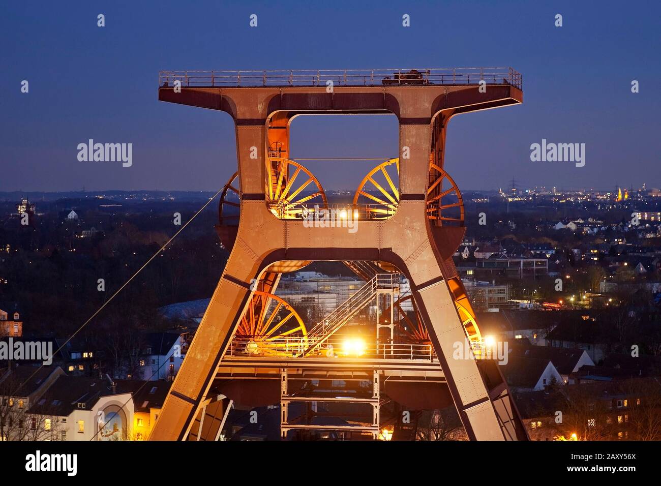 Beleuchteter Wickelturm der Zeche Zollverein Schacht XII am Abend, Essen, Ruhrgebiet, Nordrhein-Westfalen, Deutschland Stockfoto