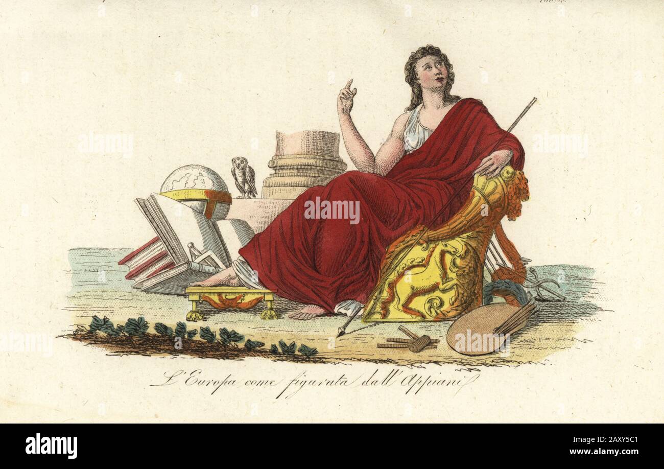 Allegorische europäische Figur, die in einem violetten Gewand mit Büchern, Globus, Palette, Zepter, Lyre und Eule auf einem Thron sitzt. Nach einem Gemälde von Andrea Appiani.. L'Europa come figurata dall'Appiani. Handfarbige Kupferstichgravur aus Giulio Ferrarios Kostümen, Alt und Modern der Völker der Welt, Il Costume Antico e Moderno, Florenz, im Jahre 1842. Stockfoto