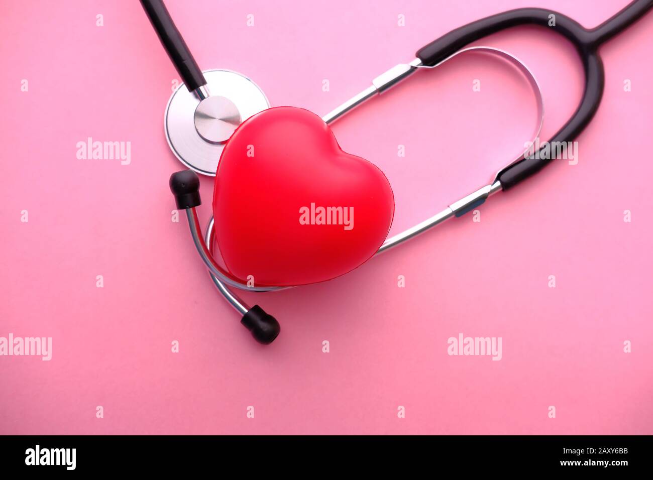 Ansicht von Herzformsymbol und Stethoskop von oben Stockfoto