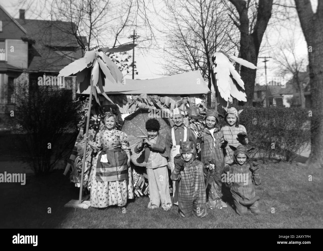 Kinder aus der Nachbarschaft spielen in ihrem Vorgarten in Chicago, Ca. 1935. Stockfoto