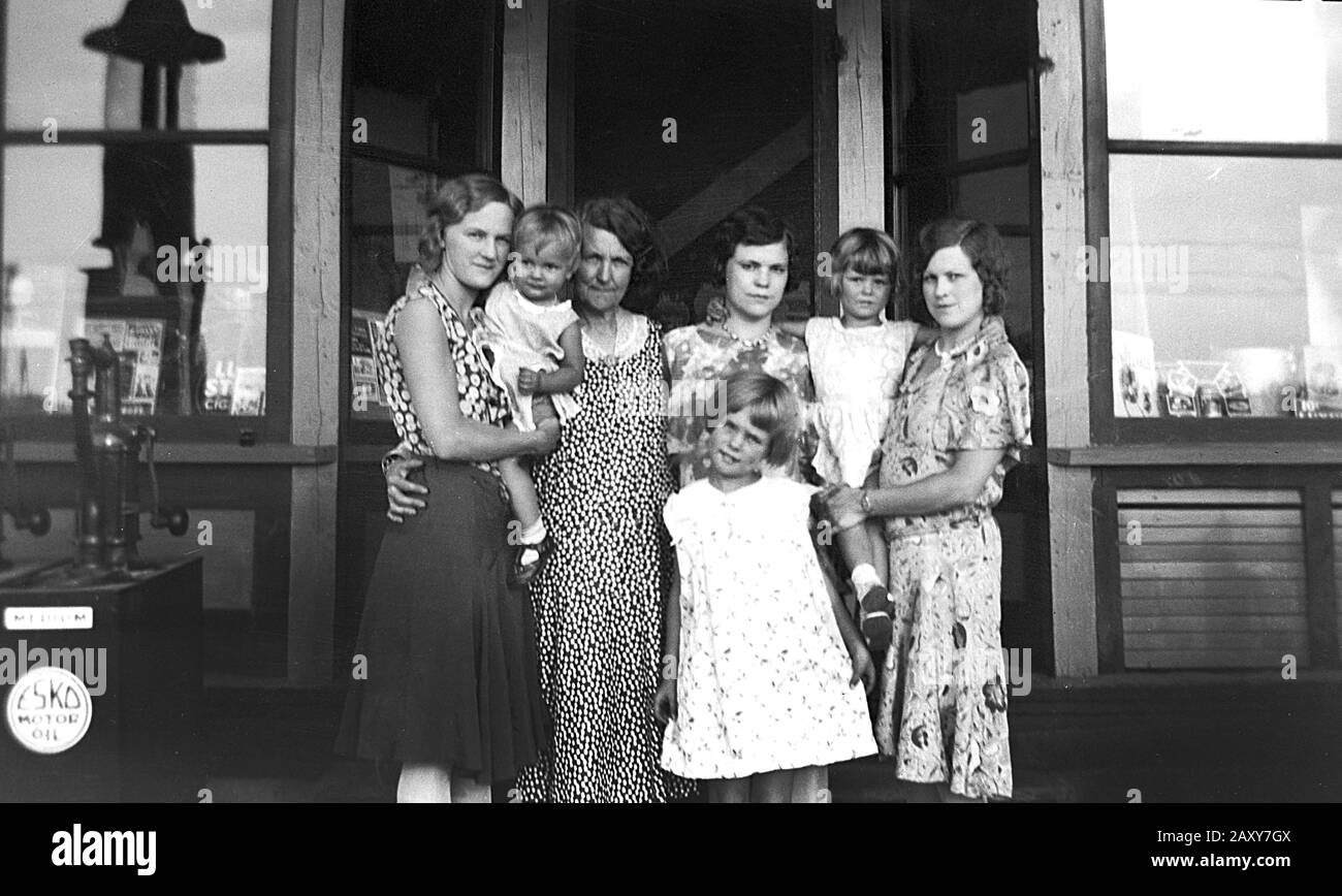 Mütter und Kinder vor einem Laden, ca. 1930er. Stockfoto