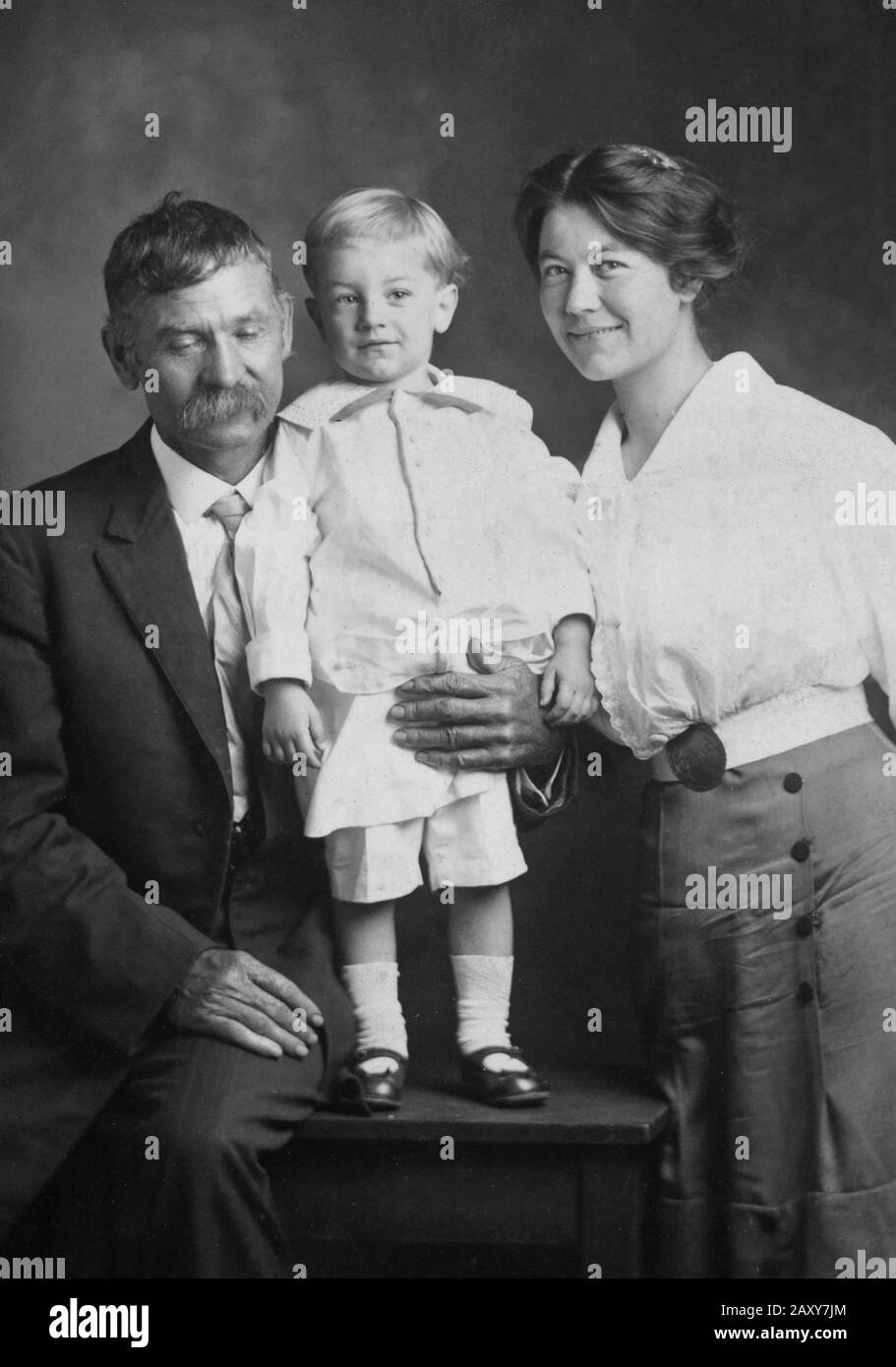 Stolze Mutter und Großvater posieren mit ihrem Sohn und Enkel, Ca. 1920. Stockfoto