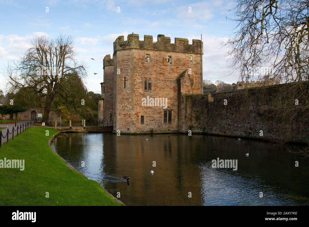 Torhaus und Wassergraben des Bishop's Palace in der Nähe der Kathedrale von Wells, Wells, Somerset, England Stockfoto