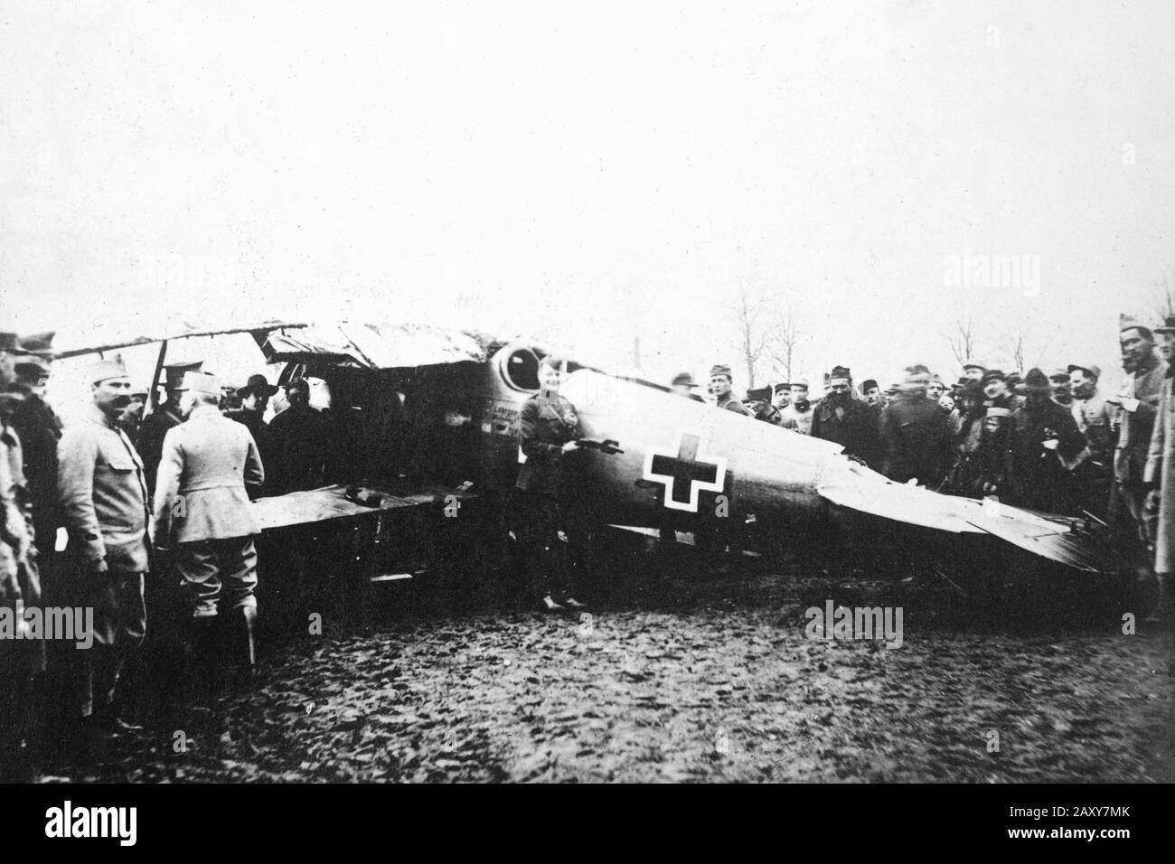 Französische und amerikanische Streitkräfte stehen während des ersten Weltkriegs einem gefangenen deutschen Flugzeug zur Seite, ca. 1918. Stockfoto