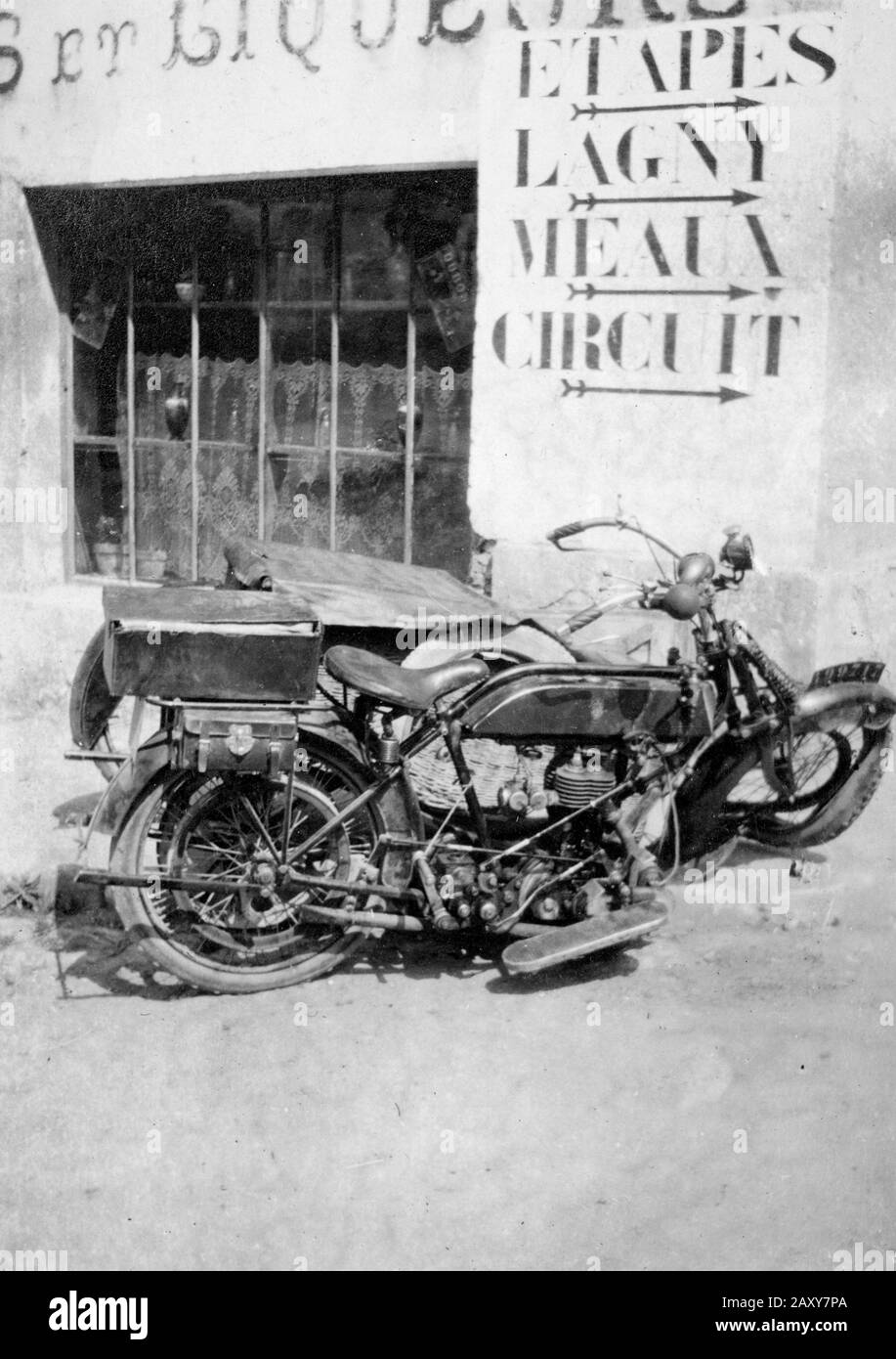 Ein verworrenes Militärmotorrad, das während des ersten Weltkriegs in einem französischen Dorf geparkt wurde Stockfoto